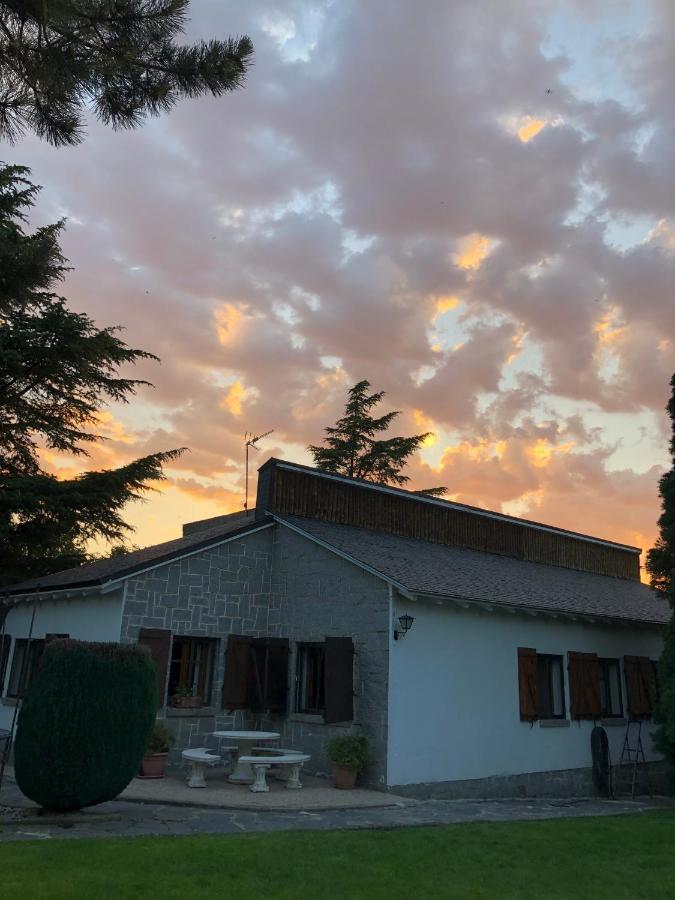 Villa Aurelia - Casa De Campo Con Jardin Y Piscina Entre Madrid Y Segovia Ortigosa del Monte Esterno foto